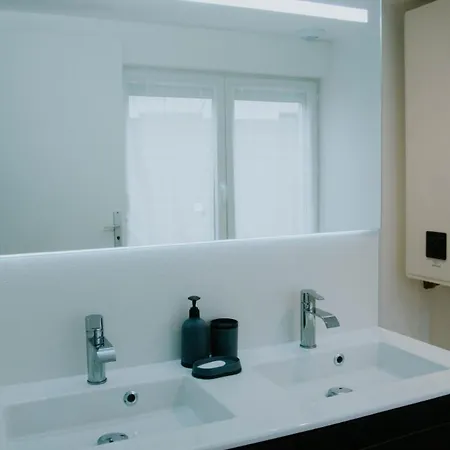 Διαμέρισμα La Roseraie - Comfortable 4 Bedroom For 6 *